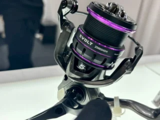 シングルとダブルを切り替えられるオクマの汎用スピニングリール「エボルト」
